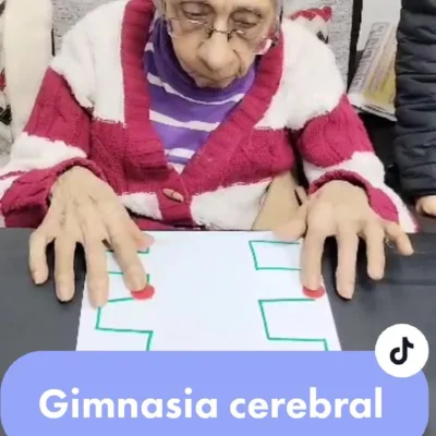 Señora mayor practicando gimnasia cerebral con las manos